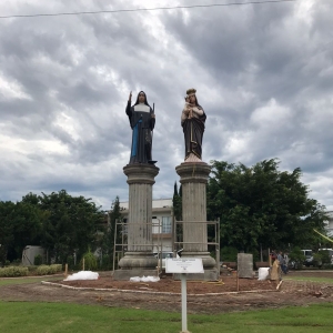 Município instala estátuas religiosas de sete metros de altura em praça