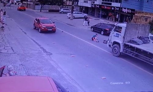 Motorista abre porta de carro, acerta ciclista que cai e quase é atropelada