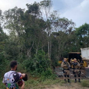 Conflito agrário: ação em Itapema derruba barracos irregulares em área pública 