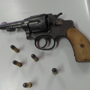 Motorista de 19 anos é preso com arma de fogo carregada e carro roubado