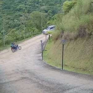 Criminosos ameaçam idosa com faca durante assalto em comércio