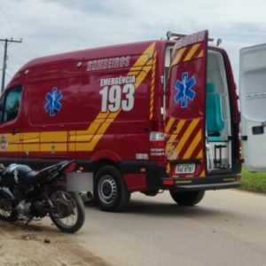 Motociclista é encaminhado ao hospital após colisão com carro