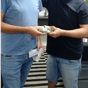 Empresários entregando maços de dinheiro em gabinete de prefeito gera repercussão 