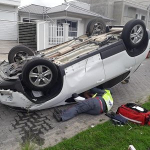 Em Tijucas: Motorista é resgatada de dentro do carro após capotar 