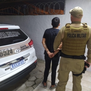 Marido bebe, ameaça esposa com faca e acaba detido em Nova Trento