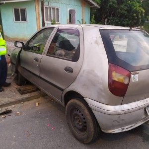 Carro com três menores bate em poste em Brusque na tarde domingo, 07 de maio