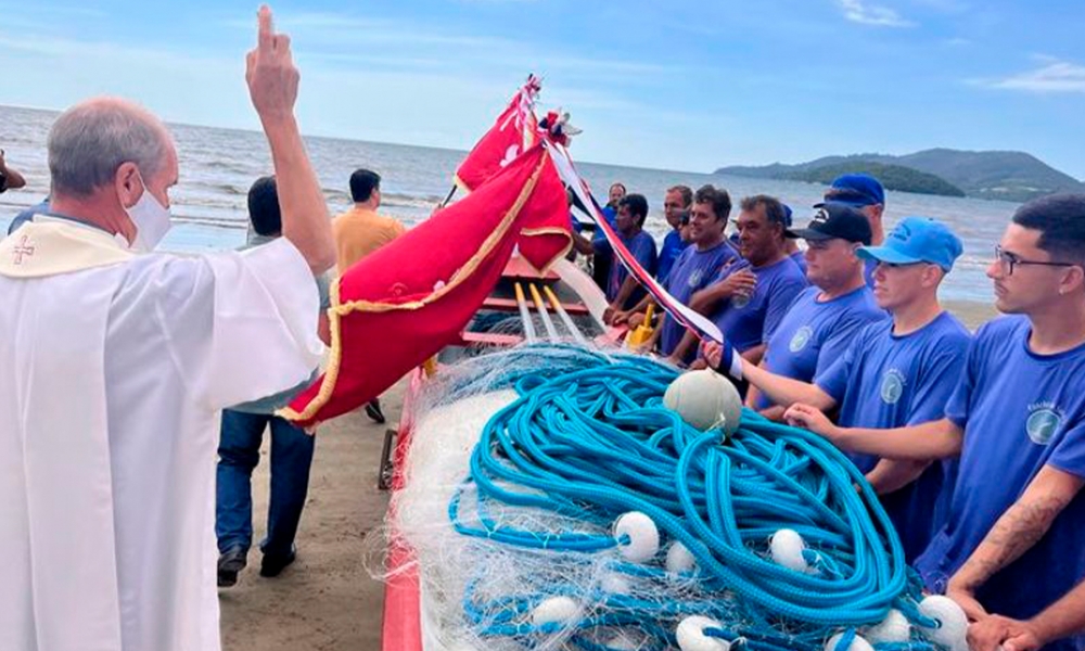 Pescadores de Porto Belo são abençoados na praia para o início da pesca da tainha 