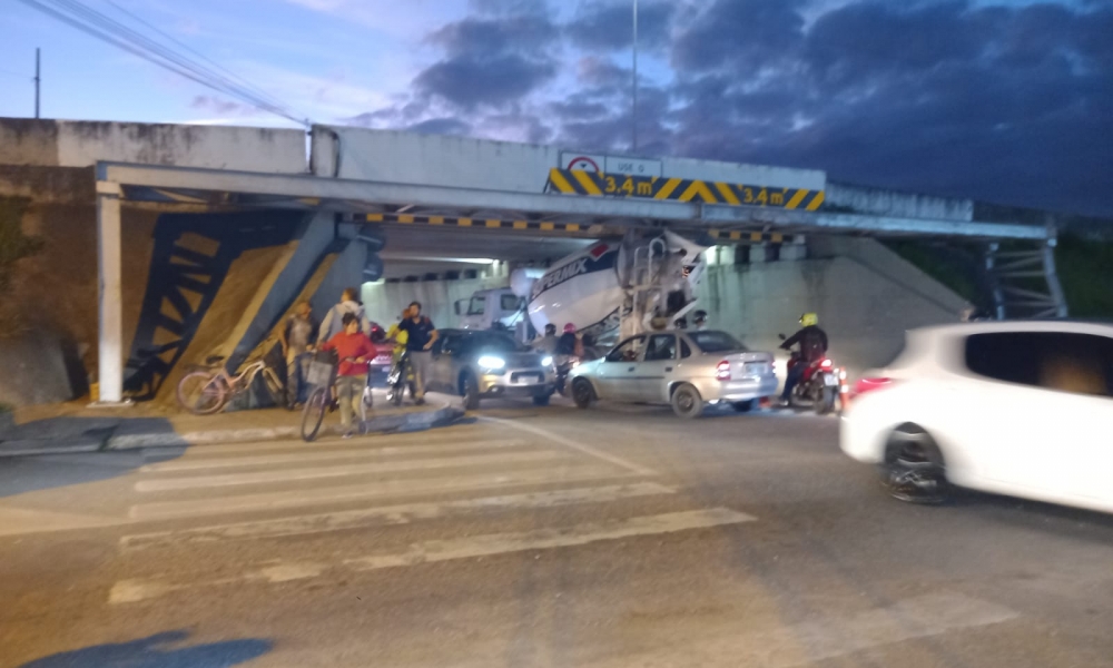 Caminhão fica “entalado” no Túnel dos Bombeiros, em Itapema