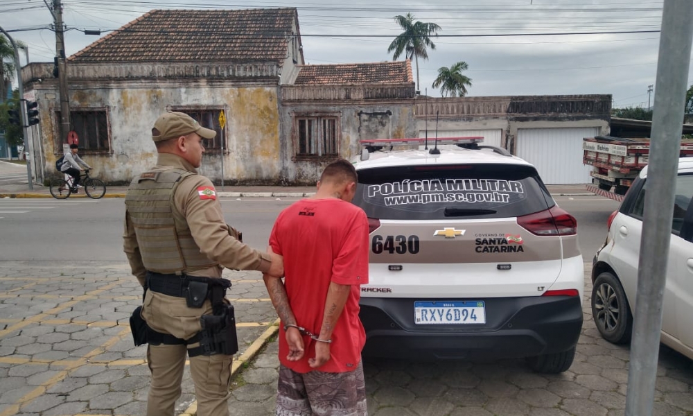 Rapaz furta bike em supermercado de Tijucas, vítima corre atrás e consegue prender ladrão 