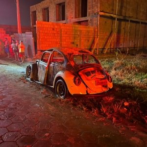 Fusca parado em via pública por cerca de 2 anos é incendiado 