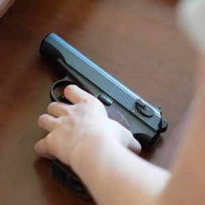 Filho de policial mata amigo de 13 anos, ao manusear arma do pai