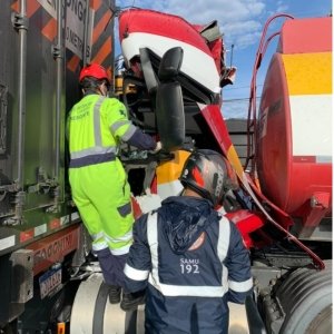 Motorista de caminhão bitrem encarcerado em colisão escapou ileso 
