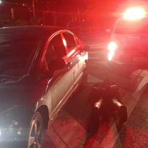 Denunciado por abastecer em postos e sair sem pagar, condutor tenta fugir da polícia 