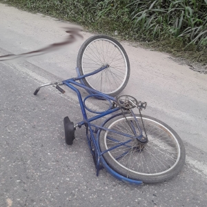 Ciclista morre ao cair de bicicleta e ser atropelado por caminhão em rodovia