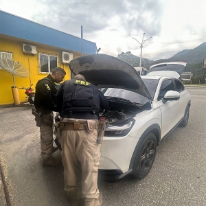 PRF recupera dois carros roubados em menos de quatro horas na BR-101 em Itapema 
