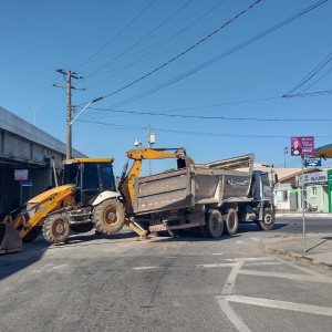 Caminhão caçamba estraga na entrada de Tijucas e provoca transtornos