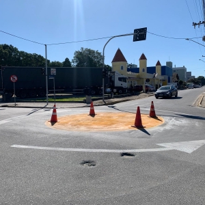 Rua Antonio Bayer, no Centro de Tijucas, ganha “mini rotatória” 