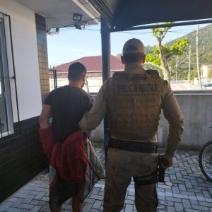 Populares prendem homem que tentou furtar caminhonete em Porto Belo 