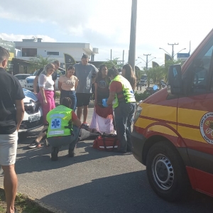 Acidente na rótula do bairro Areias, em Tijucas, deixa motociclista ferido