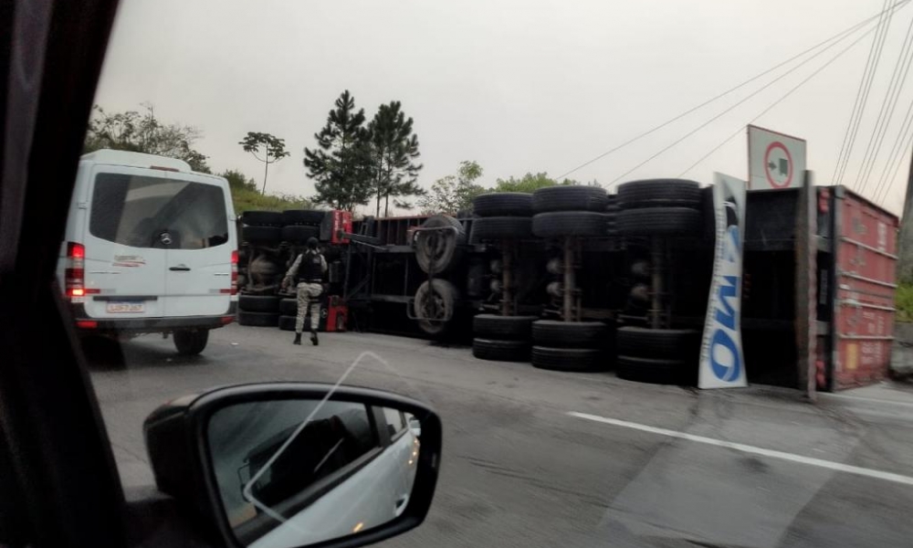 Caminhão capota na BR-101 em Itapema e deixa trânsito lento 