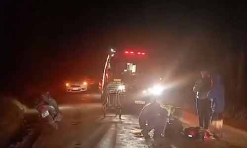 Mulher sofre suspeita de fratura na perna ao cair de moto em estrada molhada