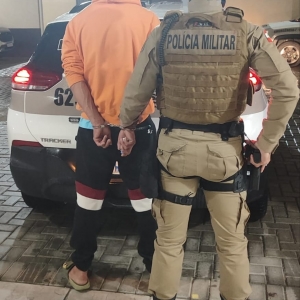 Homem com mandado de prisão por roubo, é preso ao ser abordado na rua