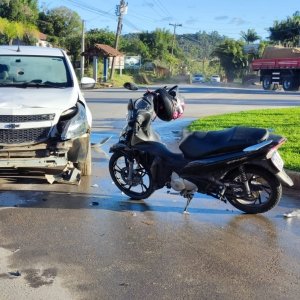 Motociclista sofre suspeita de fratura após colisão com veículo em rotatória