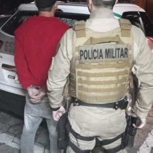 Após bebedeira, homem agredi esposa com socos e tapas