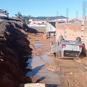 Carro amanhece abandonado, capotado às margens de via