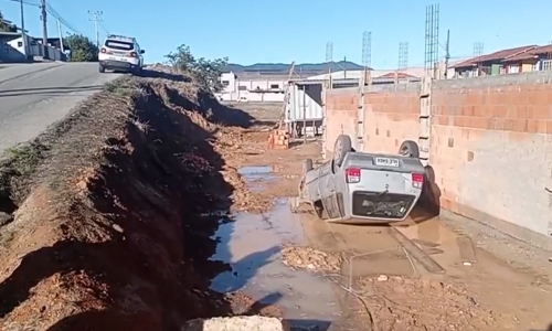 Carro amanhece abandonado, capotado às margens de via