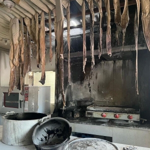 Restaurante no centro de Tijucas tem parte da estrutura destruída em incêndio