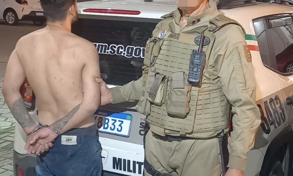 Homem é preso em flagrante com duas pistolas, após agredir a mulher em Bombinhas 