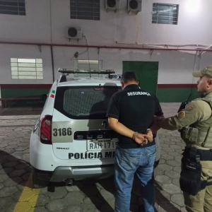 URGENTE: Foragido por roubo e homicídio é preso trabalhando em escola em Tijucas
