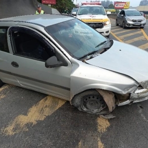 Motorista colide contra muro de comércio após dormir ao volante