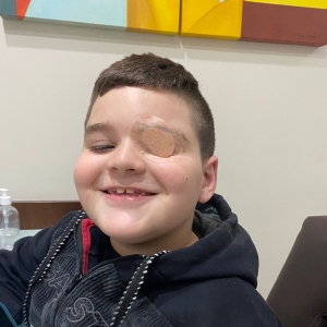 Diagnosticado com estrabismo, menino precisa de ajuda para cirurgia