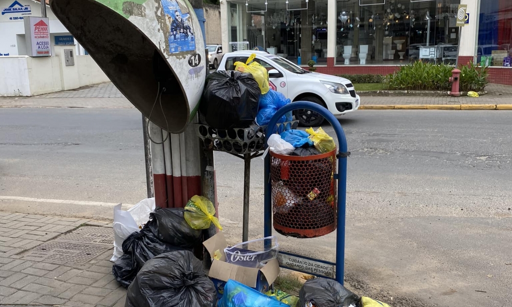 Moradores denunciam acúmulo de lixo nas lixeiras do Centro 