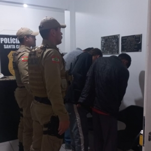 Trio rouba carro, tenta fugir e é preso no meio do matagal 