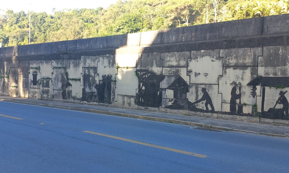 VIDEO: Obra de arte esculpida ao ar livre precisa de manutenção 