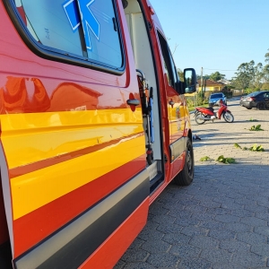 Motociclista sofre suspeita de fratura ao se desequilibrar e cair ao passar por lombada