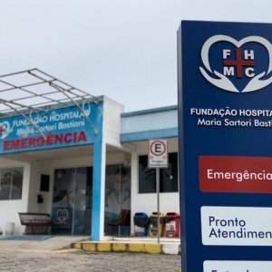 Paciente e funcionária de hospital brigam durante atendimento 