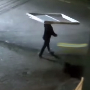 Homem é flagrado pela polícia carregando janela furtada de prédio