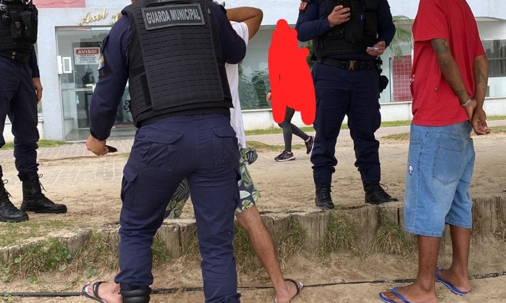 Usuários são detidos pela GM de Itapema com drogas no Calçadão