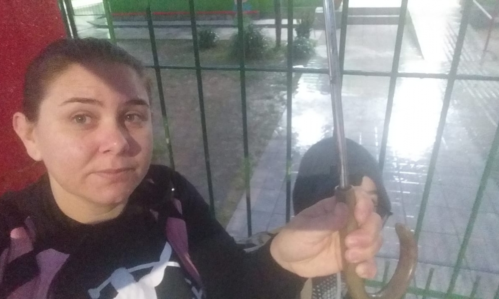 Mãe relata descaso com filho na chuva em frente à escola de Tijucas 