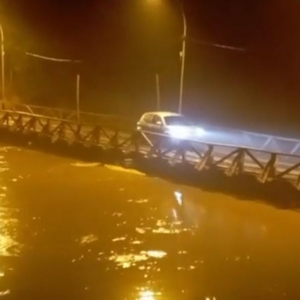 Nível do rio aumenta devido as chuvas e ameaça cobrir ponte 