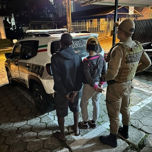 Suspeito de dirigir embriagado, traficante é preso com drogas