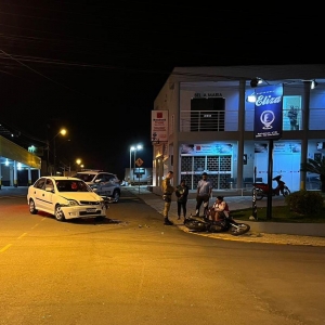 Motociclista fratura perna ao ter a frente cortada por carro