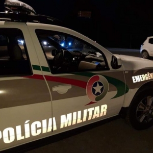Em Tijucas, motorista colide contra cerca em avenida, ao dormir no volante