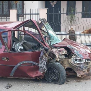 Condutor embriagado colide com muro e foge do local abandonando veículo destruído 