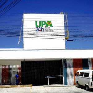 Homem é esfaqueado pelo ex-namorado da mãe; agressor é preso na UPA 