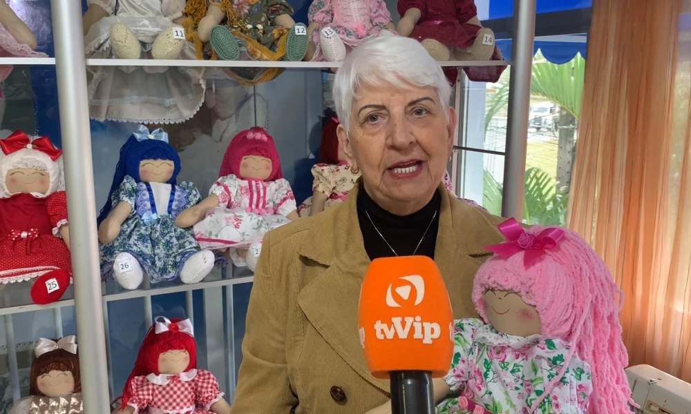 VIDEO: Artesãs fabricam bonecas de pano para ajudar entidade social